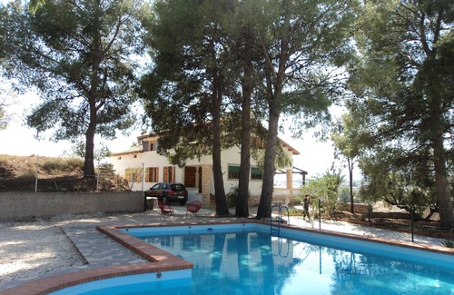 Cehegin Casa | Casa rural amplia con pinada, vistas, piscina grande y acceso a rutas.