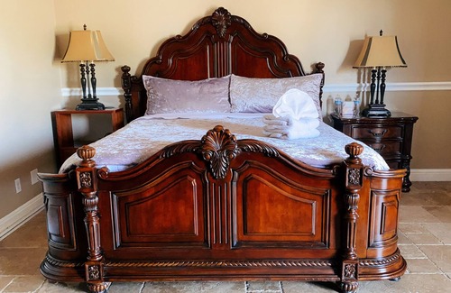 Eastvale Casa | A large room with independent access is in a one-story house