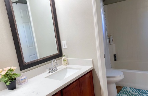 Eastvale Casa | A large room with independent access is in a one-story house