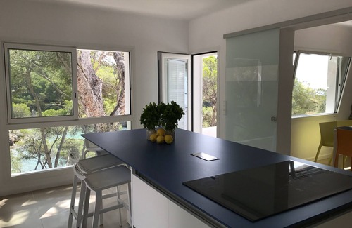 Portopetro Villa | Gran villa frente al mar con jardín y terrazas.