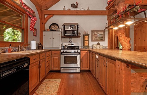 Brevard Cabina | A Laurel Haven, with big porches and a log cabin feel. Fireplace.
