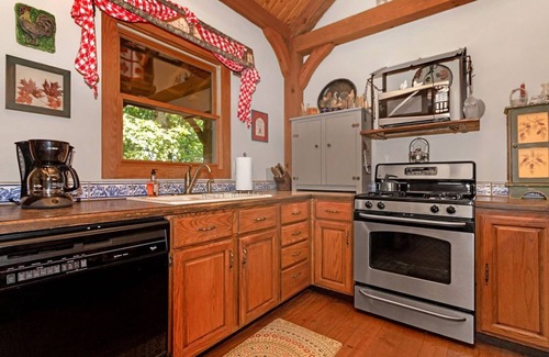 Brevard Cabina | A Laurel Haven, with big porches and a log cabin feel. Fireplace.