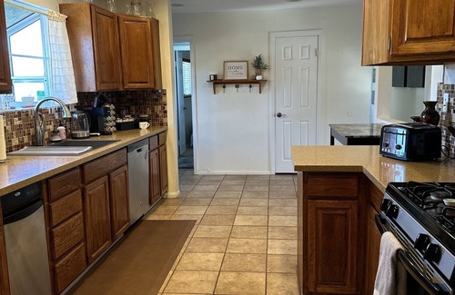 Simi Valley Casa | A little Coast, Mountain & Country! Safe, clean & convenient.