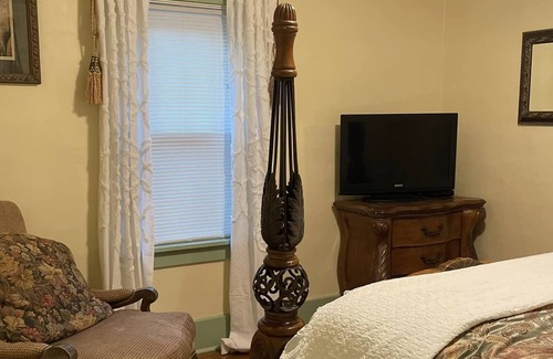 Ste Genevieve Casa | A little French Grace in historic district.