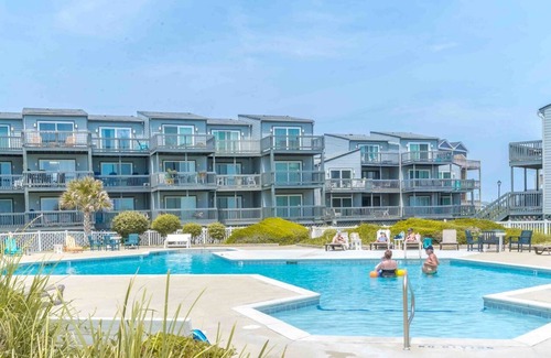 Sneads Ferry Condominio | A Little Slice of Paradise on North Topsail Beach - 2BR Shipwatch Condo