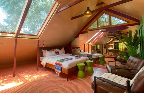 University Heights Casa | A+ Location!! Artist Oasis! Pool! 8Bed Sleeps 14