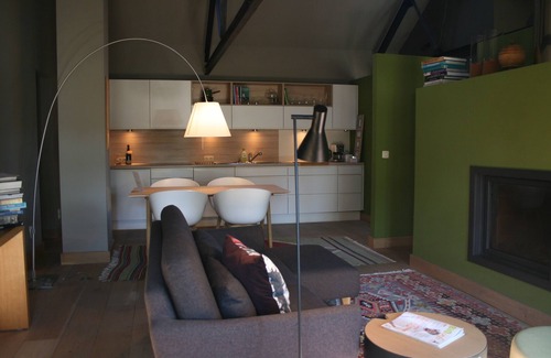 Eghezee Cama Y Desayuno | Un apartamento tipo loft en una antigua casa renovada en el campo cerca de Namur