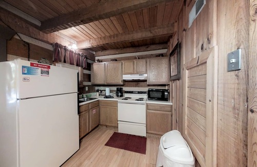 Rocky Grove Cabina | A Love Shack 1 Bedroom Cabin by RedAwning