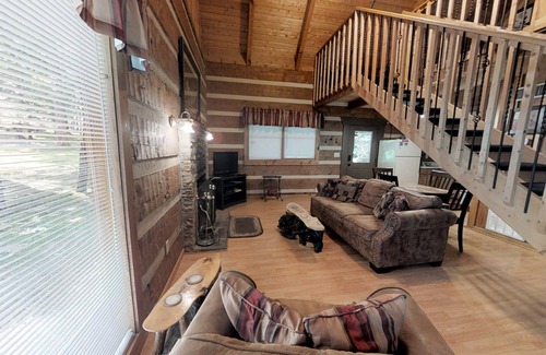 Rocky Grove Cabina | A Love Shack 1 Bedroom Cabin by RedAwning
