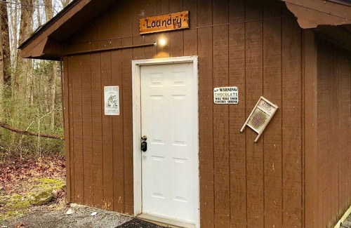 Rocky Grove Cabina | A Love Shack 1 Bedroom Cabin by RedAwning
