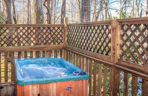 Rocky Grove Casa | A Love Shack Cabin