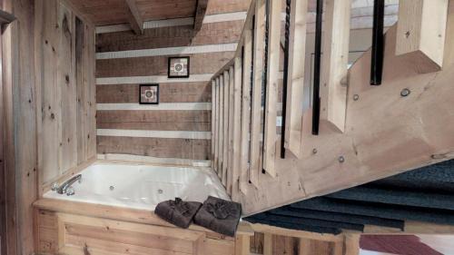 Rocky Grove Casa | A Love Shack Cabin