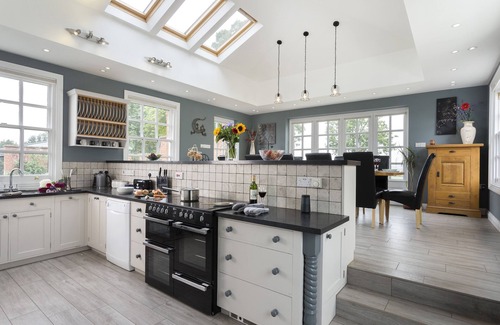 Clows Top Otro | Una hermosa y renovada propiedad de estilo Queen Anne con vistas panorámicas.