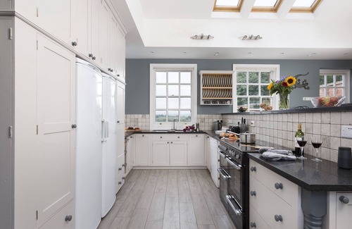 Clows Top Otro | Una hermosa y renovada propiedad de estilo Queen Anne con vistas panorámicas.