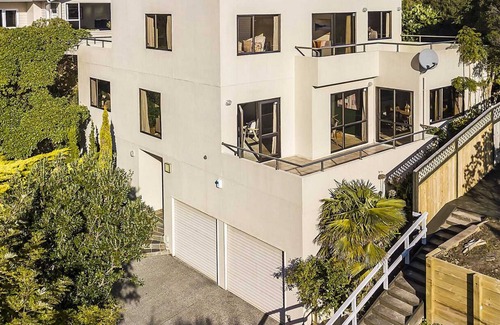 Mana Casa | A LUX Room with Ensuite close to Beach and Train station