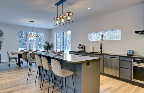 Lac Superieur Village Chalet De Esquí | A Luxurious 4-Bedroom Next to Mont-Tremblant ski