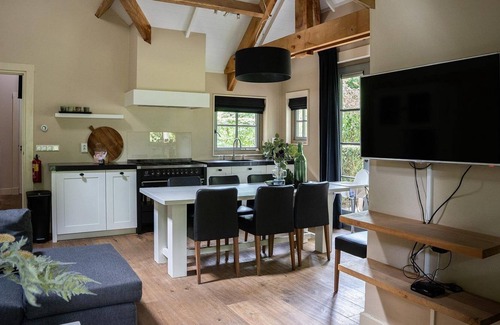 Ermelo Casa | A luxurious and comfortable farmhouse for 8 people on the small-scale resort De Vlindervallei. This holiday home features a stylish interior, has a spacious garden with plenty of privacy, and is located in a wooded area.