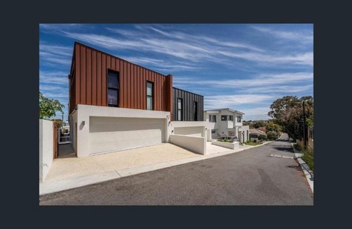 Scarborough Casa | A LUXURY 5 Bedroom 4 Bathroom NEW HOME WITH OCEAN VIEWS