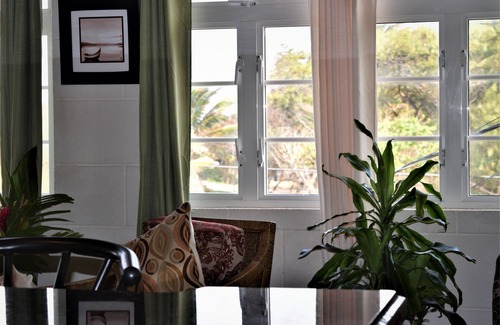 Silver Sands Apartamento | Apartamento a pie de coco. Una suite de lujo frente al mar con un gran balcón.