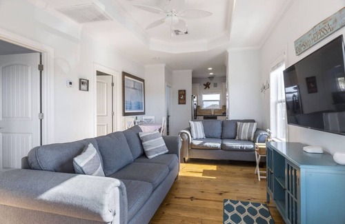 Galveston Casa | A&M's Perch: Near Marina/Park & Golf Cart Included