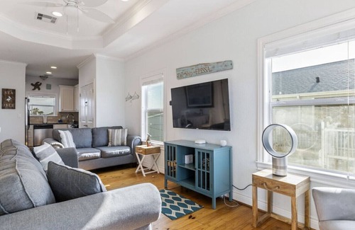 Galveston Casa | A&M's Perch: Near Marina/Park & Golf Cart Included