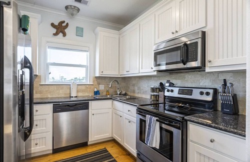 Galveston Casa | A&M's Perch: Near Marina/Park & Golf Cart Included