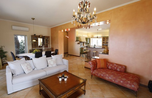 Chania Town Villa | ¡Un refugio mágico en la cima de una colina con vista a la ciudad de Chania y al mar de Creta!