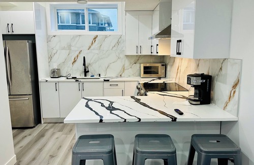 Northwest Calgary Casa | A master retreat king. size bed