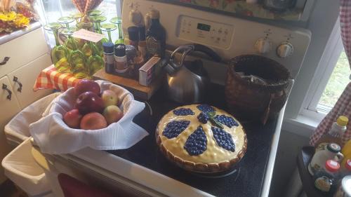 Lime Rock Cama Y Desayuno | A Meadow House