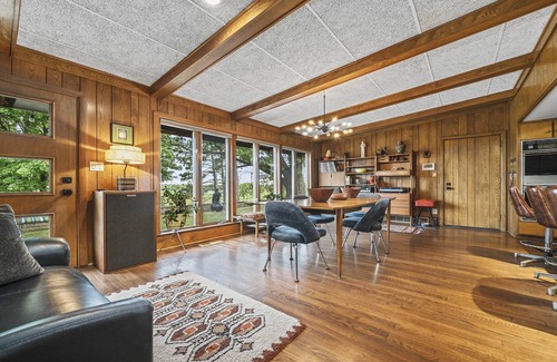 Rockford Casa | A Mid-Century Modern Lovers Dream. Don't miss out on the Long House!!!