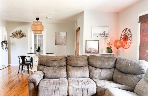 Yuba City Casa | A Midcentury Modern Home away from Home