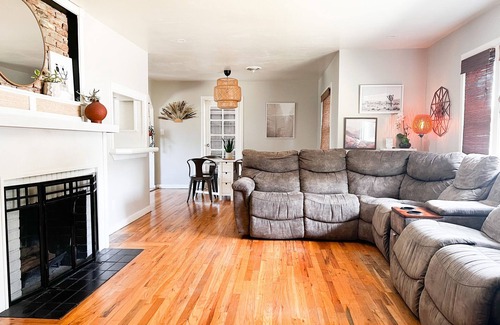 Yuba City Casa | A Midcentury Modern Home away from Home