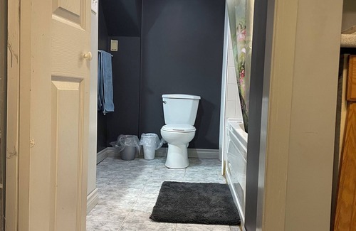 Peterborough Apartamento | A min walk to the zoo and University!2 bed apartment