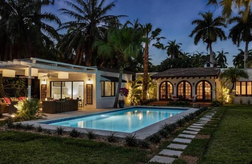 Northeast Miami Villa | A Miracle Waterfront Villa In The Green in Miami!