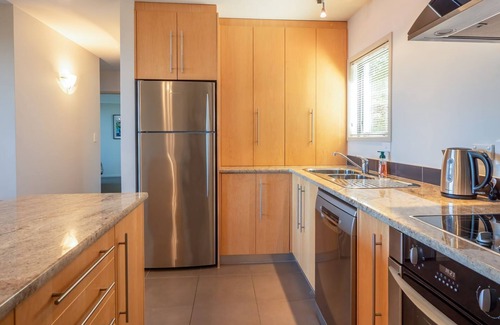 Kaiteriteri Apartamento | A modern and convenient apartment close to the beach and with a fenced pool