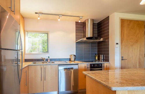 Kaiteriteri Apartamento | A modern and convenient apartment close to the beach and with a fenced pool