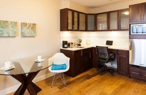 Richmond City Centre Apartamento | A Modern Bachelor Suite
