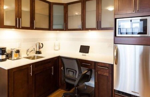 Richmond City Centre Apartamento | A Modern Bachelor Suite