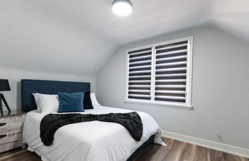 St. Catharines Casa | A Modern Home Sleek Design & Secondary Suite