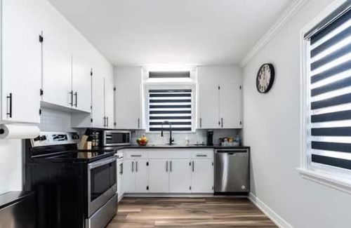 St. Catharines Casa | A Modern Home Sleek Design & Secondary Suite