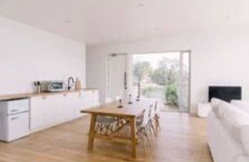 Bonita Casa | A modern light-filled haven in a tranquil setting
