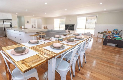 Lancelin Casa | A modern & stunning 8-bedroom home - perfect for larger or multiple families.