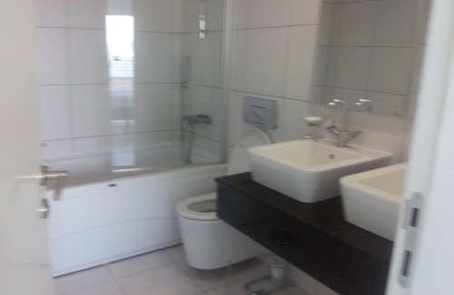 Kiyikislacik Apartamento | Un moderno apartamento de lujo de un dormitorio, en un complejo con vistas al mar Egeo.