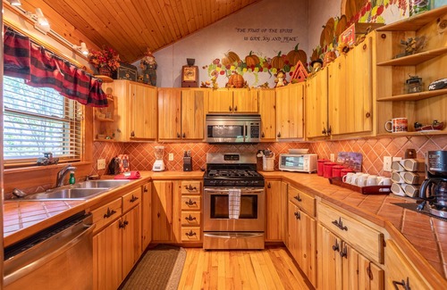 Boone Cabina | A Moon River View - Hot Tub - Playground - Pool Table - Walk to New