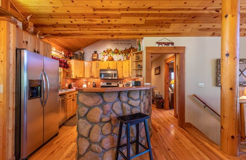 Boone Cabina | A Moon River View - Hot Tub - Playground - Pool Table - Walk to New