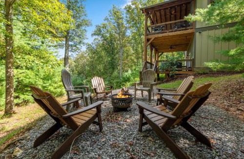 Morganton Casa | A Mornings Mist - Scouts Overlook - Romantic Retreat, Hot Tub, Cozy Fireplace, Mountain Views at Scouts Overlook -