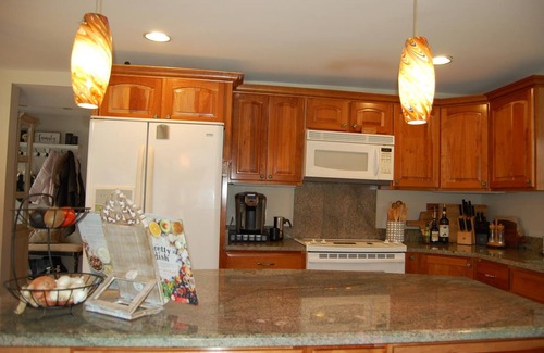 Annapolis Casa | A most envious location! Home includes a beautiful gourmet kitchen with a dining area and a Guest House with Bedroom and Full Bath!