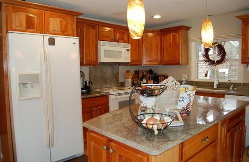 Annapolis Casa | A most envious location! Home includes a beautiful gourmet kitchen with a dining area and a Guest House with Bedroom and Full Bath!