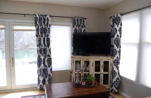 Annapolis Casa | A most envious location! Home includes a beautiful gourmet kitchen with a dining area and a Guest House with Bedroom and Full Bath!