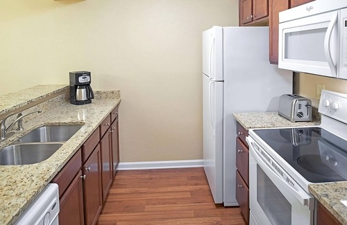 Berkeley Hotel | A Must-Experience Vacay! 2 Units w/ Kitchens, Pool, Sports Courts, Free Parking!